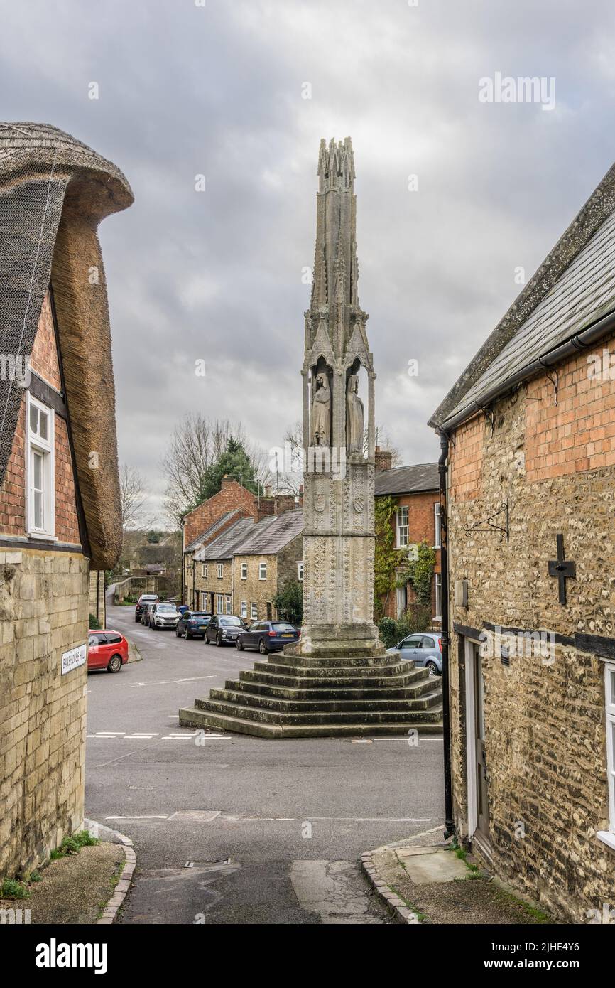 Eleanor Cross, Geddington, Northamptonshire, Royaume-Uni; un monument ancien de 1290 par Edward I en mémoire de sa femme Eleanor de Castille Banque D'Images