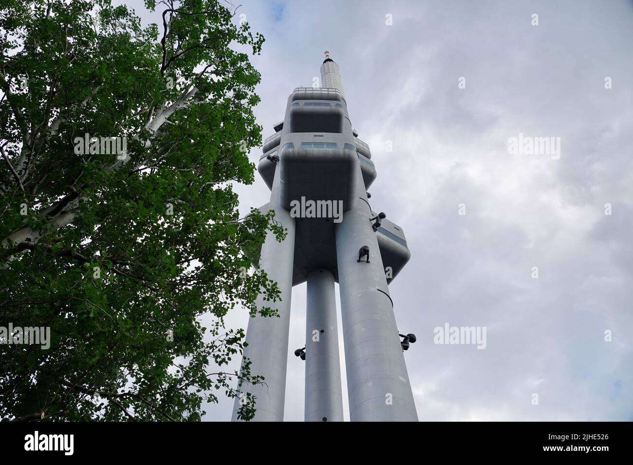 La célèbre tour de télévision de Zizkov, unique tour d'émetteur construit à Prague entre 1985 et 1992. La tour est un exemple d'architecture de haute technologie. Banque D'Images