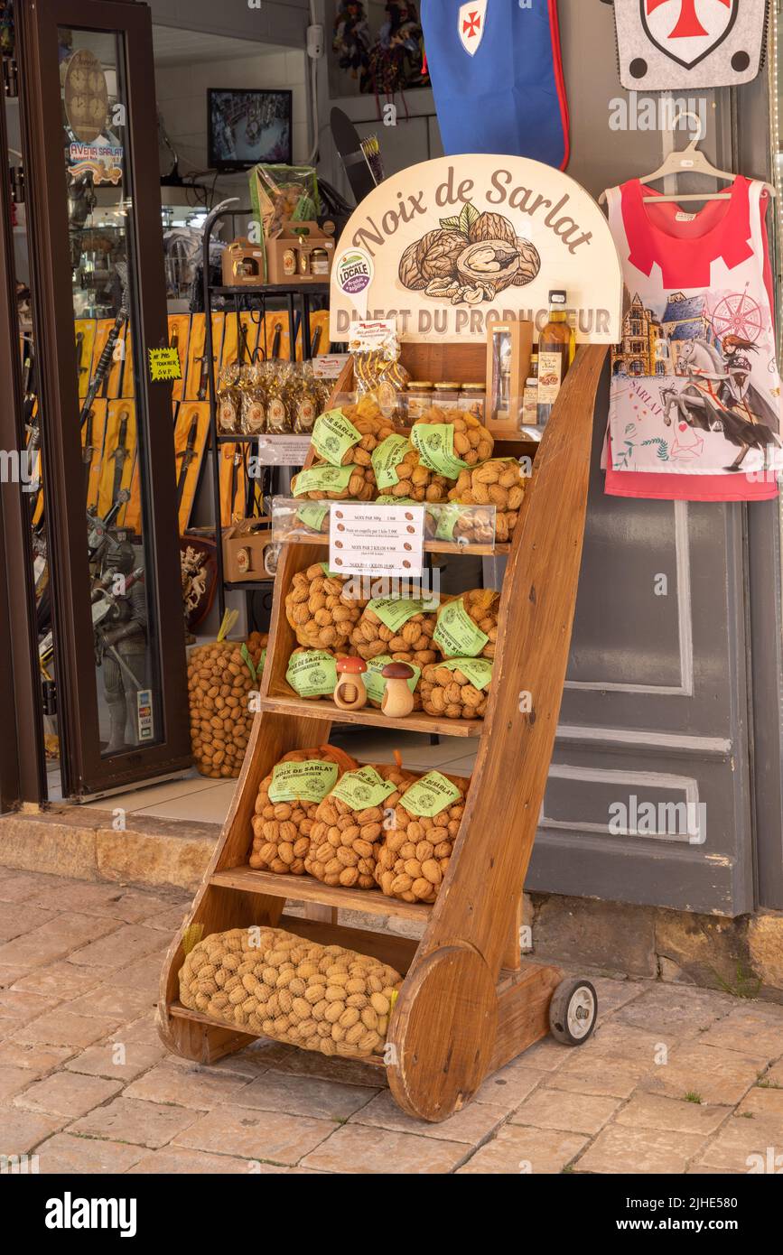 Sarlat-la-Caneda, France - 30 avril 2022 : noix de Sarlat célèbre produit régional à Sarlat-la-Caneda, France Banque D'Images