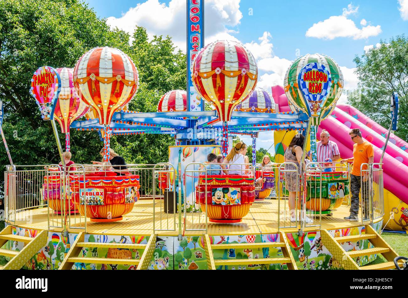 Un parcours pour enfants avec des calèches et des ballons qui tournent, montent et tombent. Banque D'Images