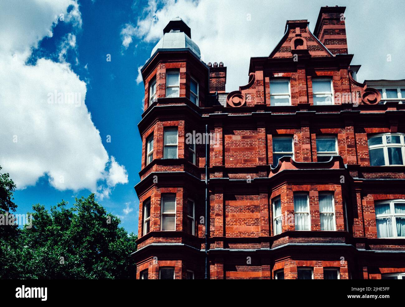 Façade en brique rouge vif à South Kensington, Londres, Royaume-Uni Banque D'Images