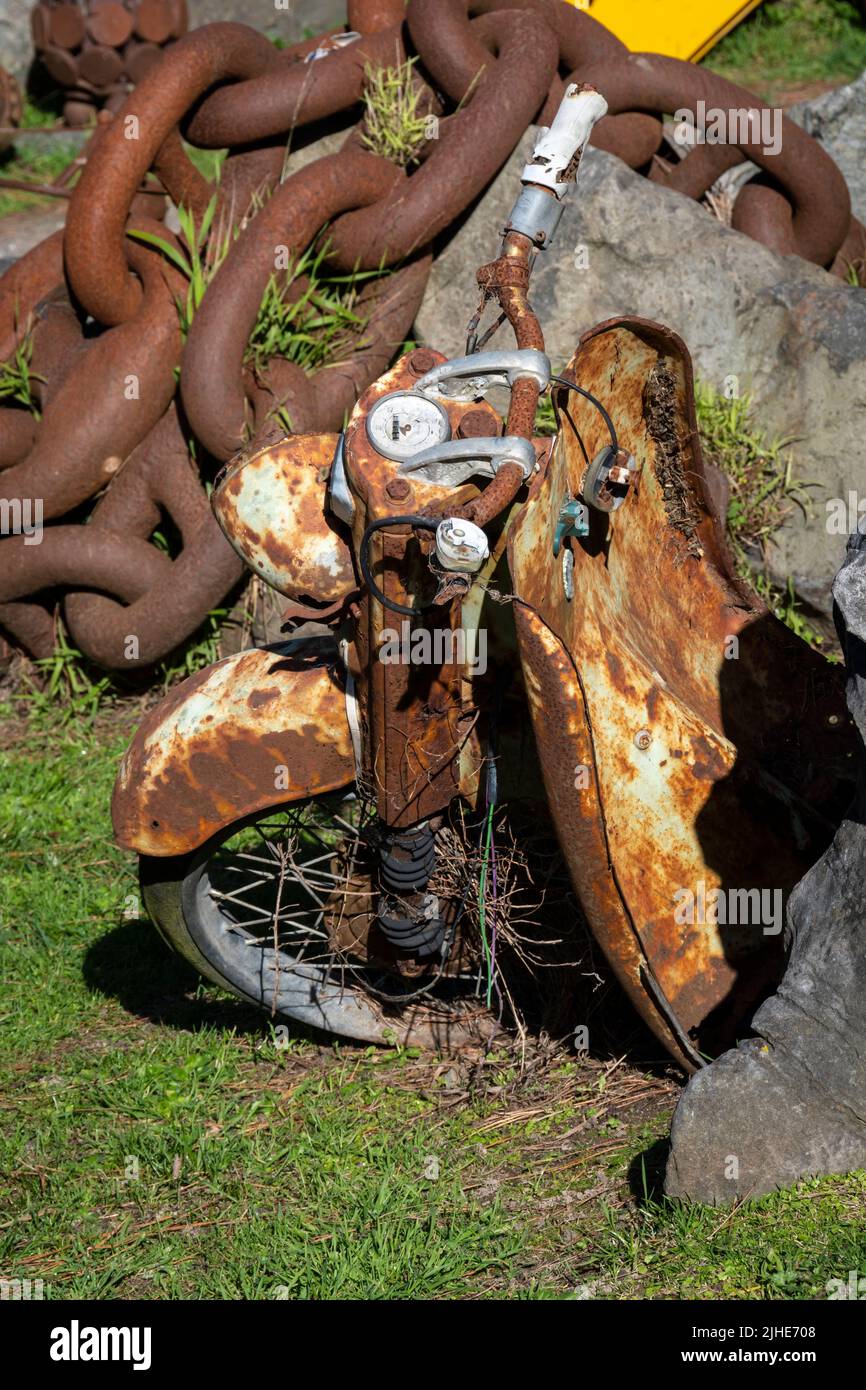 Scooter à moteur d'époque rouillé, Owhiro Bay, Wellington, Île du Nord, Nouvelle-Zélande Banque D'Images