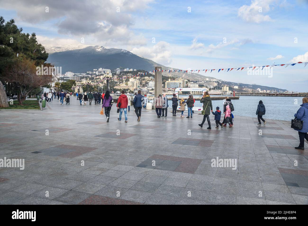 Yalta, Crimée - 19 mars 2021 : remblai de la ville le jour du printemps. Banque D'Images