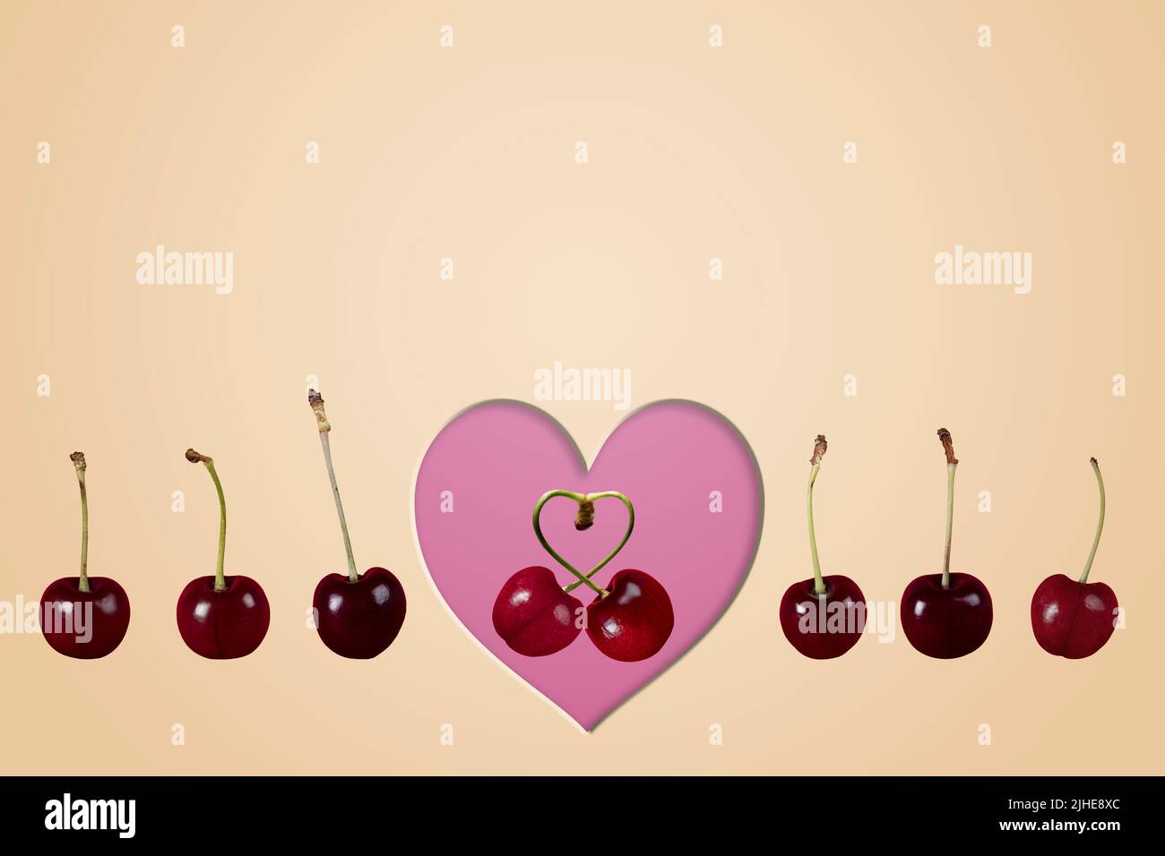 un couple unique aime les cerises fruit image concept avec ligne de rangs de cerises et coeur sur un fond beige coloré crème Banque D'Images