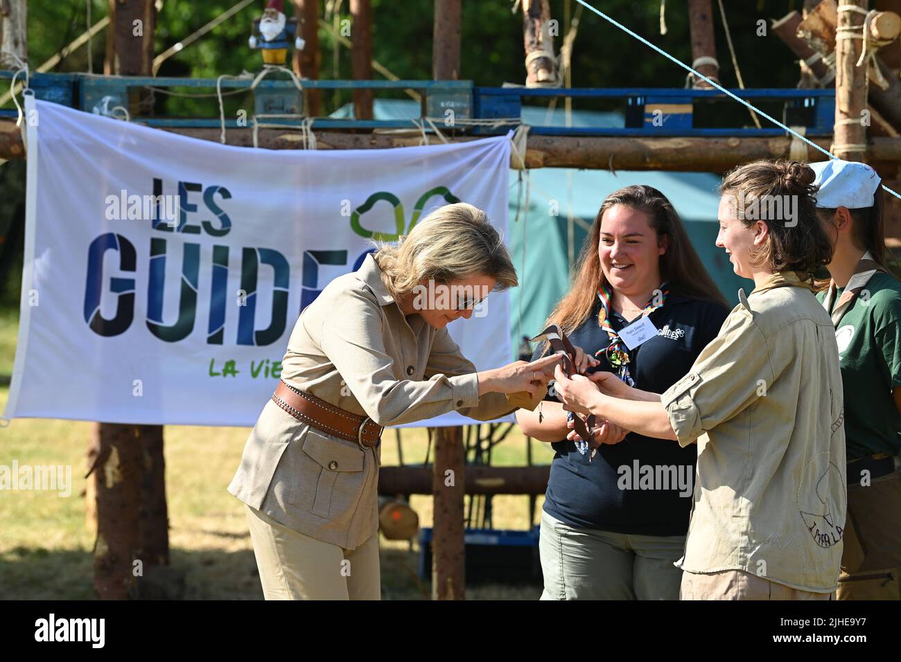 La reine Mathilde de Belgique et est photographiée lors d'une visite royale au camp d'été de la Compagnie Cassiopee, des Guides catholiques, à Lavaux-Sainte-Anne, le lundi 18 juillet 2022. La Compagnie Cassiopée, qui appartient à l'unité Reine Astrid de 50th, rassemble une quarantaine de jeunes filles âgées de 11 à 15 ans, dont certaines sont touchées par un handicap. Le camp est également organisé de manière à produire « zéro déchet ». BELGA PHOTO JOHN THYS Banque D'Images