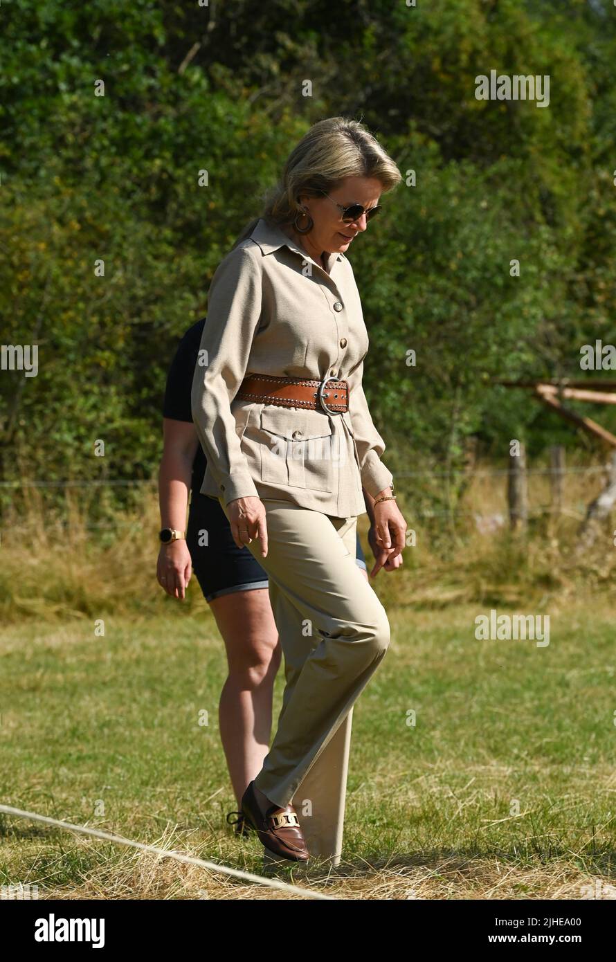 La reine Mathilde de Belgique et est photographiée lors d'une visite royale au camp d'été de la Compagnie Cassiopee, des Guides catholiques, à Lavaux-Sainte-Anne, le lundi 18 juillet 2022. La Compagnie Cassiopée, qui appartient à l'unité Reine Astrid de 50th, rassemble une quarantaine de jeunes filles âgées de 11 à 15 ans, dont certaines sont touchées par un handicap. Le camp est également organisé de manière à produire « zéro déchet ». BELGA PHOTO JOHN THYS Banque D'Images