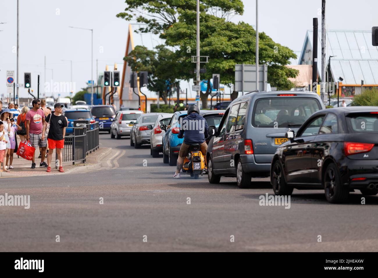 Congestion de la circulation à la plage lors d'une chaude journée de week-end ensoleillée Banque D'Images