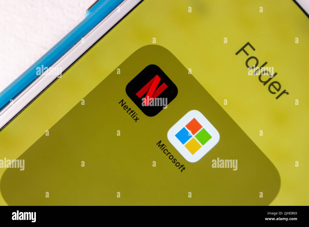 Icônes Netflix et Microsoft sur un iPhone. En juillet 2022, Netflix a annoncé un partenariat avec Microsoft pour les abonnements publicitaires Banque D'Images