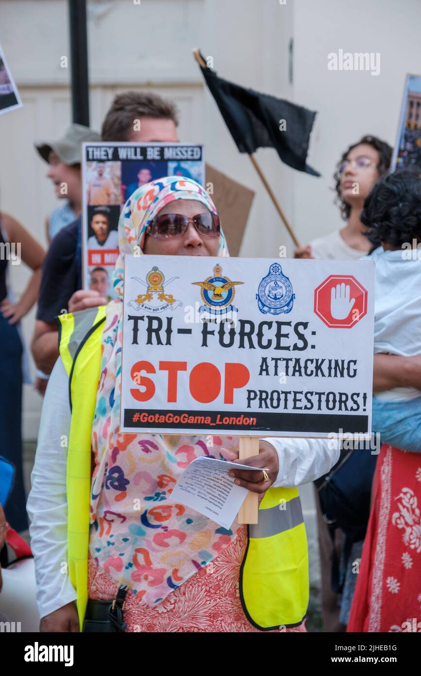 Cela fait quelques jours que les manifestants ont pris d'assaut le bâtiment présidentiel et que leur président a démissionné, mais ils continuent de se battre pour leur droit contre le TH Banque D'Images