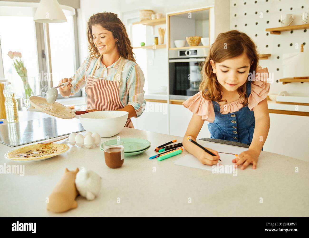 famille enfant cuisine nourriture fille mère dessin devoirs éducation petit déjeuner heureux ensemble Banque D'Images