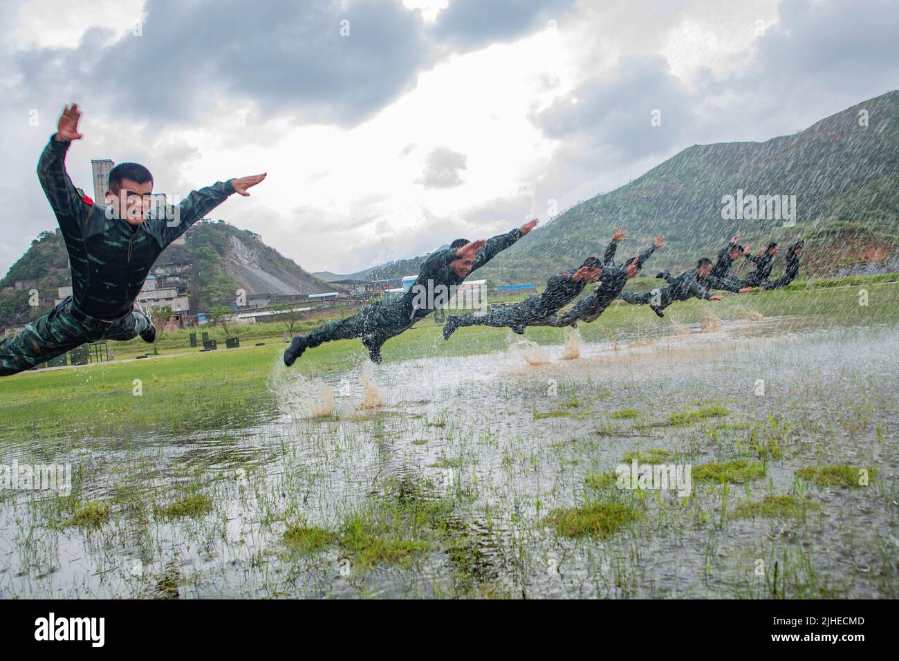 HEZHOU, CHINE - 18 JUILLET 2022 - des membres des forces spéciales effectuent une formation sur le terrain dans une zone peu familière et complexe de la ville de Hezhou, province de Guangxi, Banque D'Images