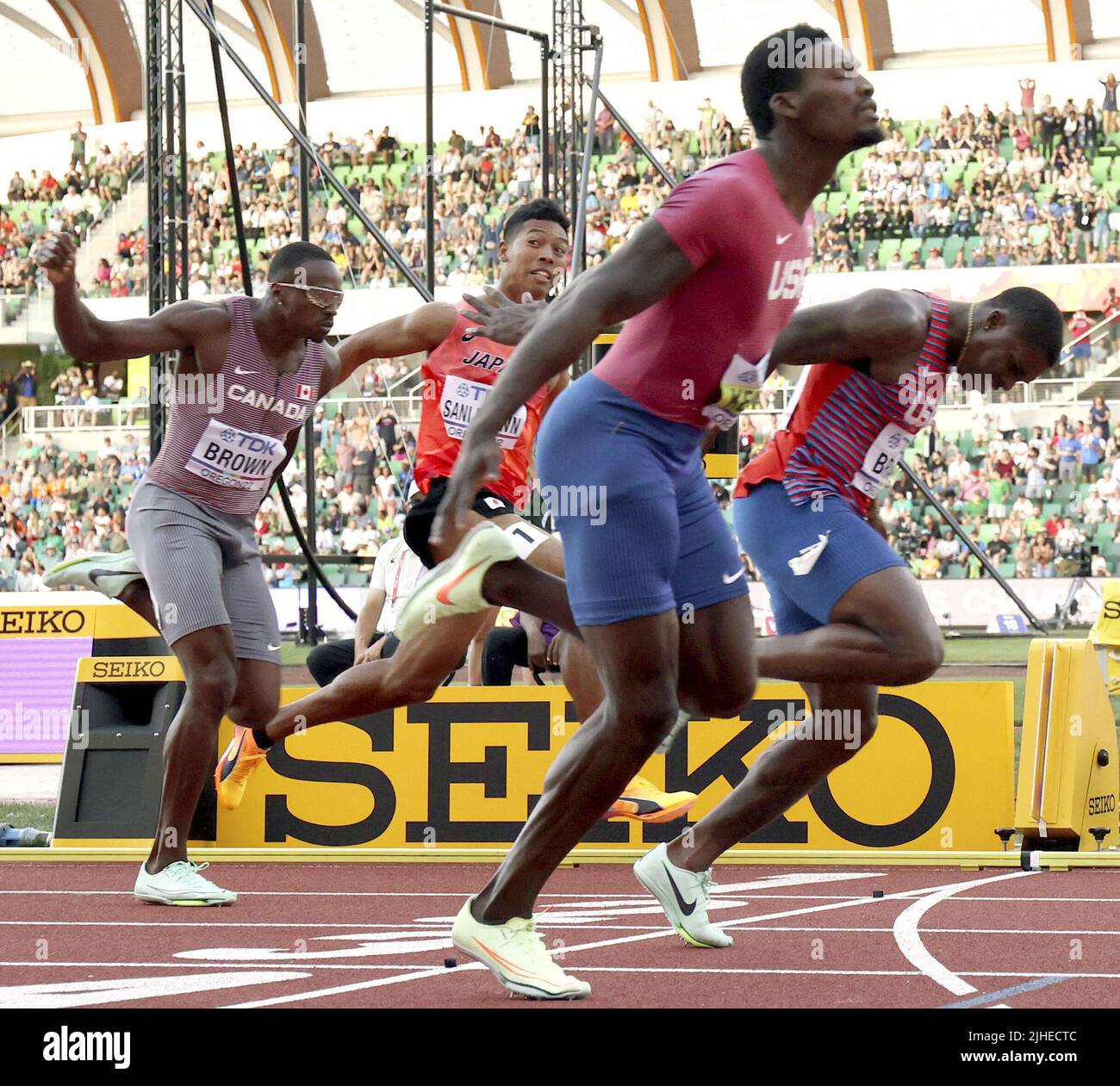Fred Kerley (avant) des États-Unis remporte la finale de la course masculine de 100 mètres aux Championnats du monde d'athlétisme d'Eugene, Oregon, sur 16 juillet 2022. (Photo de piscine) (Kyodo)==Kyodo photo via Credit: Newscom/Alay Live News Banque D'Images