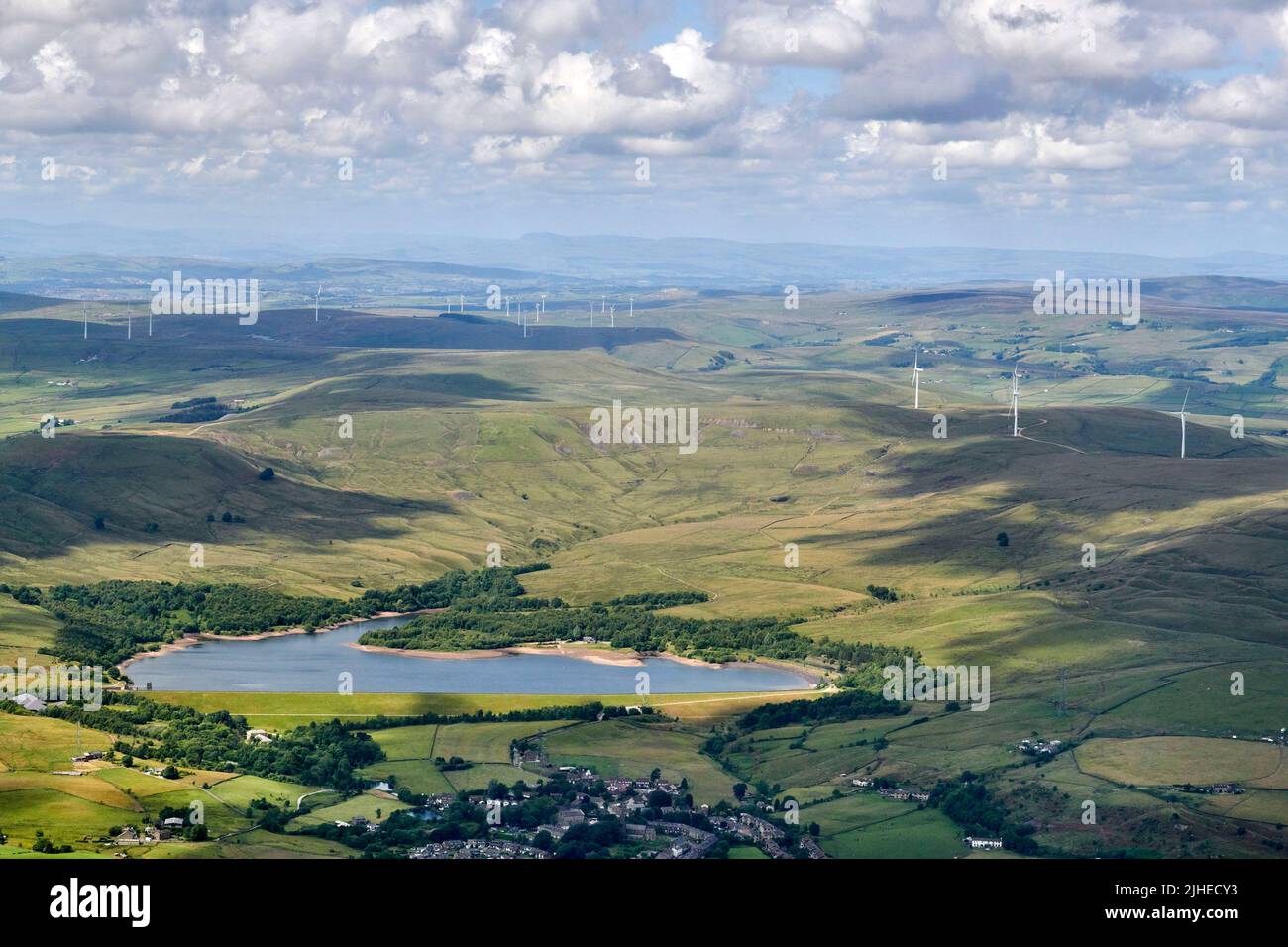 Une vue aérienne du Watergrove Reservoir, Wardle Lancashire, dans le nord de l'Angleterre, au Royaume-Uni, avec les Pennines supérieures au-delà Banque D'Images