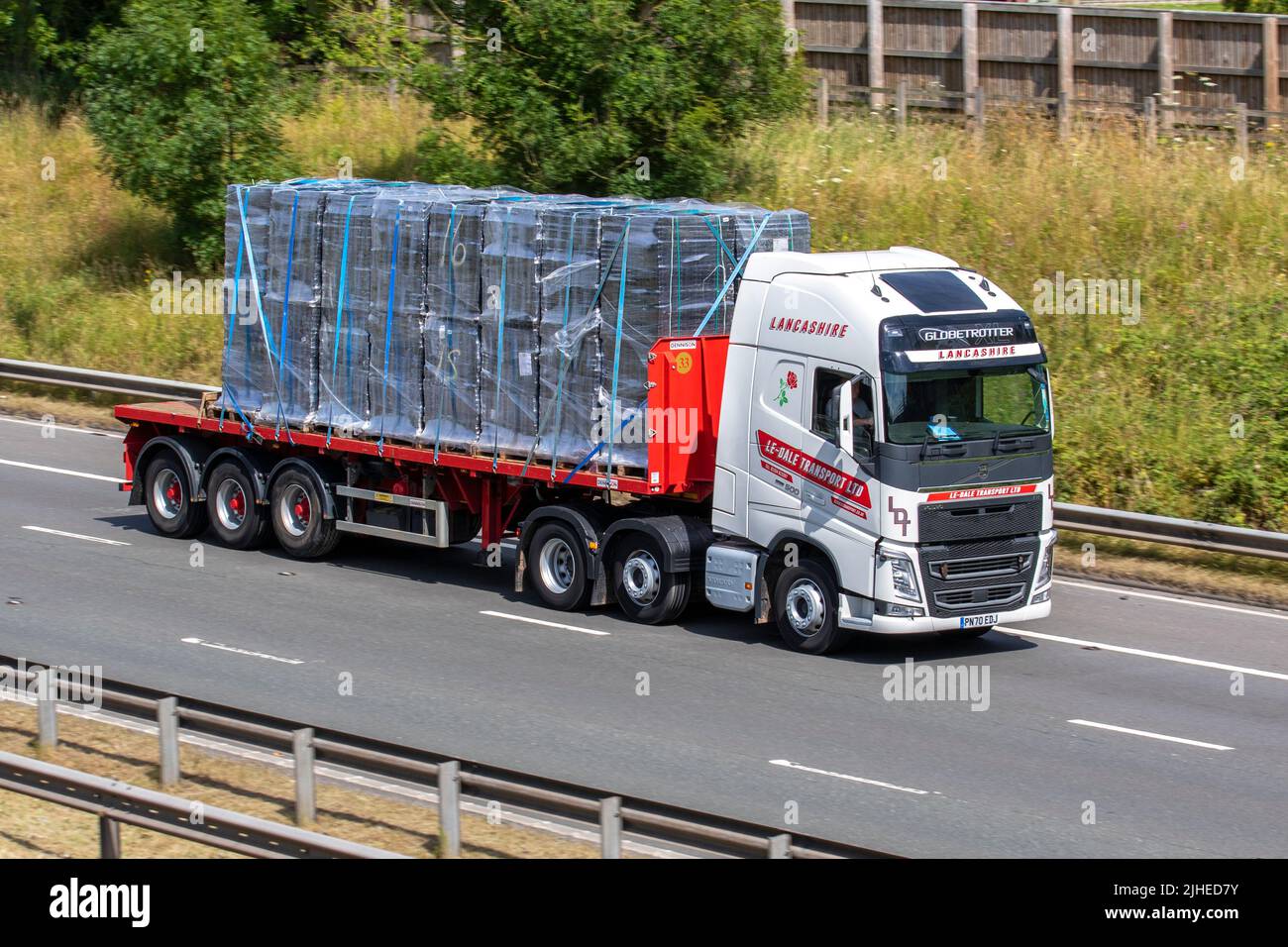 LE-DALE transport entreprise de camionnage. 2020 camion articulé Volvo Globetrotter FH500 6x2T PA HSLP & Dennison 12777cc Diesel ; conduite sur l'autoroute M6, Manchester, Royaume-Uni Banque D'Images