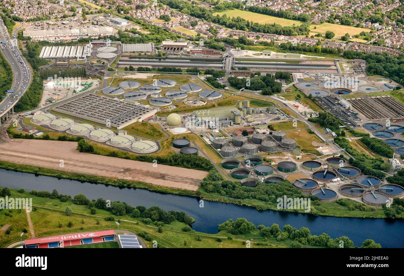 Une vue aérienne de Davyhulme WWTW, Trafford, Manchester, nord-ouest de l'Angleterre, géré par United Utilities et l'une des plus grandes usines du pays Banque D'Images