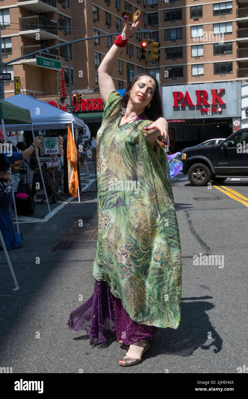 Un grand danseur de ventre gracieux se produit au Withchsfest 2022 sur Astor place à Greenwich Village, Manhattan, New York City. Banque D'Images