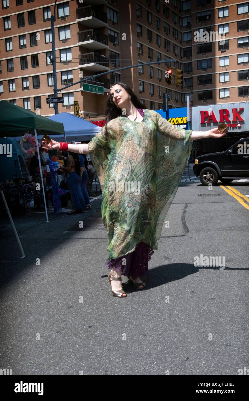 Un grand danseur de ventre gracieux se produit au Withchsfest 2022 sur Astor place à Greenwich Village, Manhattan, New York City. Banque D'Images