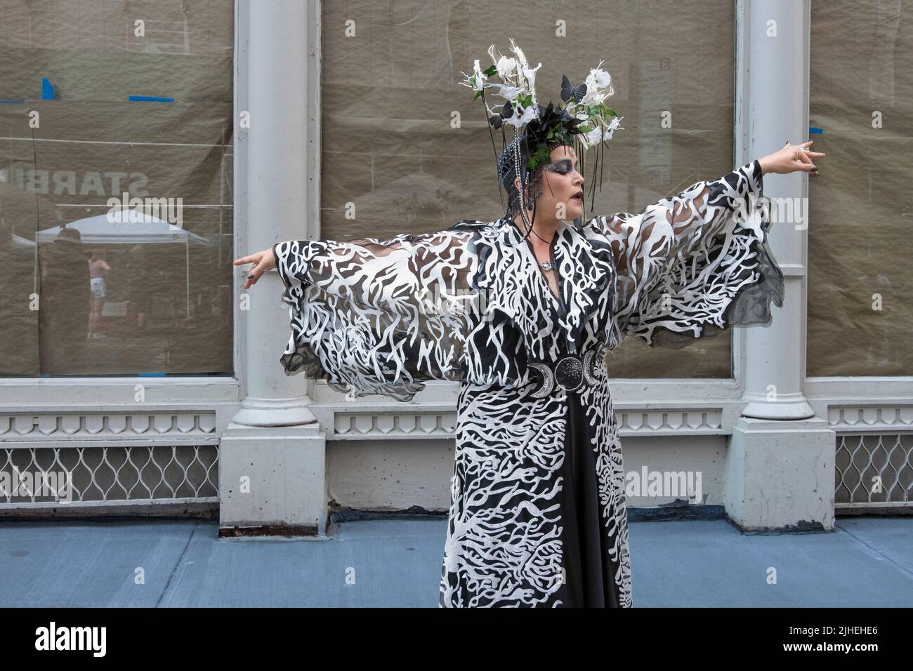 Portrait posé d'Ashly, une prêtresse celtique de Wiccan. Au Witchsfest USA 2022 sur Astor place dans East Village, Manhattan, New York. Banque D'Images