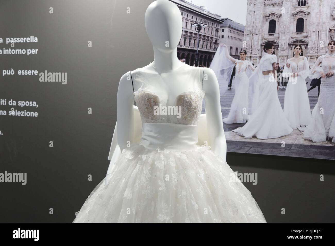 Si Sposaitalia Fashion Fair, Milan: robes blanches de mariée présentées en  exposition à si Sposa collezioni à l'intérieur de la foire de la fête à  Milan, italie Photo Stock - Alamy
