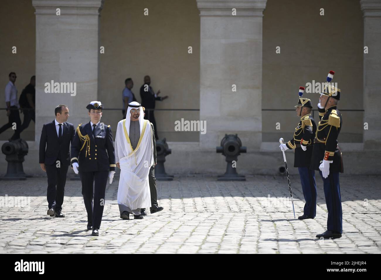 Le président des Émirats arabes Unis, Sheikh Mohamed bin Zayed Al Nahyan, est accueilli par le ministre français de l'armée, Sébastien Lecornu, à l'Hôtel nationale des Invalides pour le début de sa visite d'État en France à 18 juillet 2022 à Paris. Photo par Eliot Blondt/ABACAPRESS.COM Banque D'Images