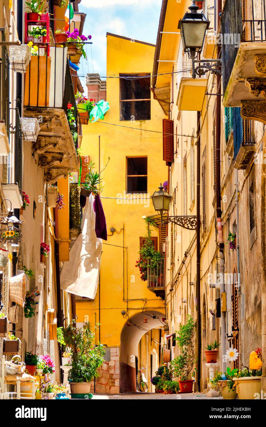 Petite ruelle dans le centre historique de Sulmona, Italie Banque D'Images