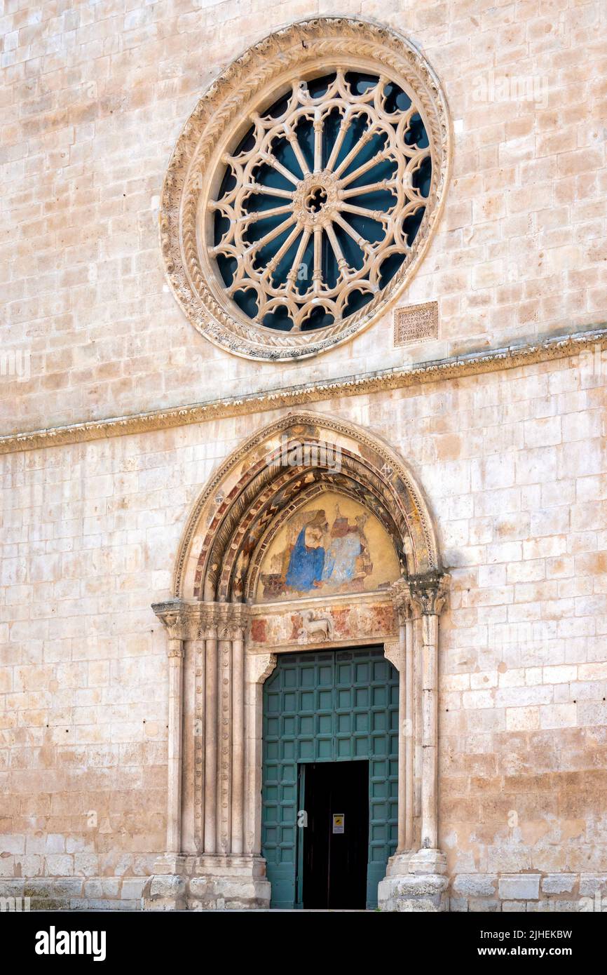 Portail principal de l'église Santa Maria della Tomba, Sulmona, Italie Banque D'Images