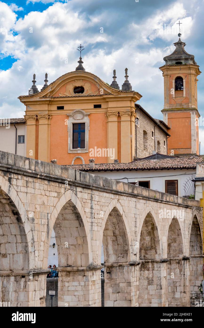 Vue sur l'Acquedotto Svevo et le monastère de Santa Chiara, Sulmona, Italie Banque D'Images