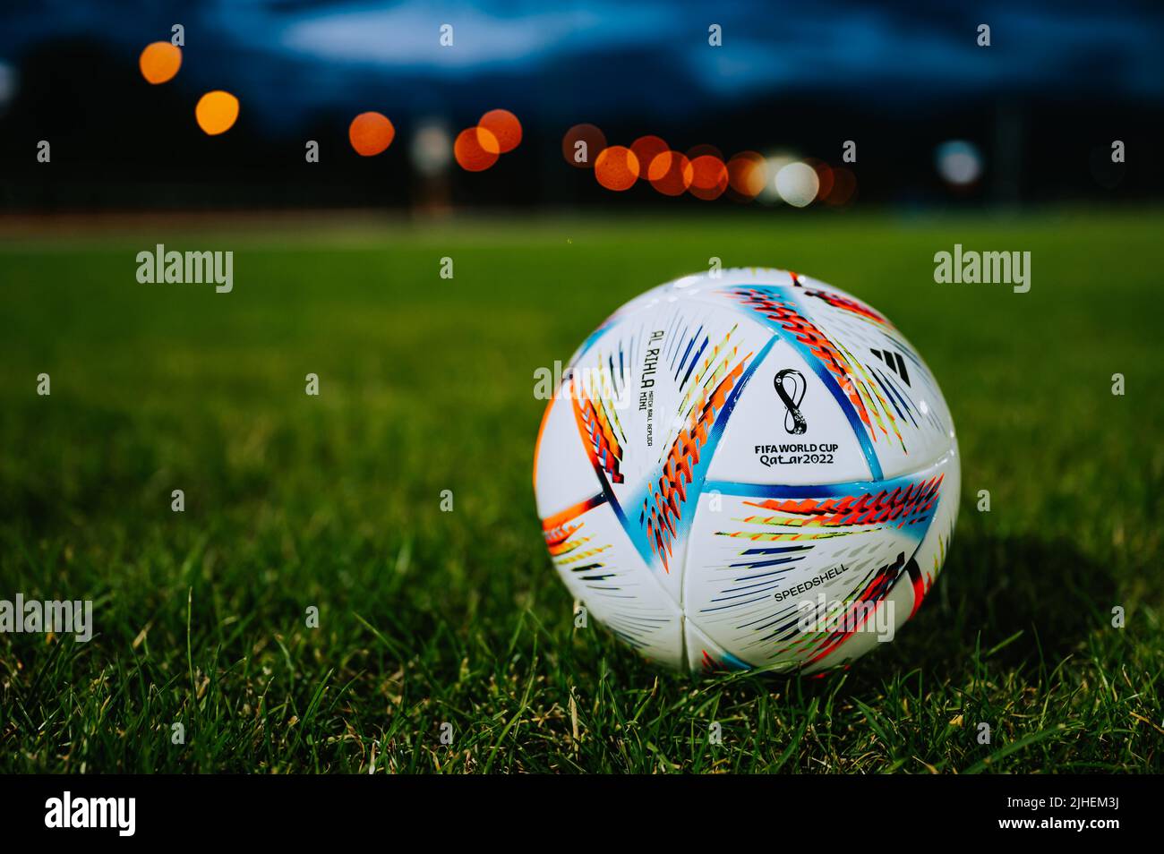 QATAR, DOHA, 18 JUILLET 2022 : ballon officiel de football de la coupe du monde Adidas Fifa Al Rihla. Championnat du monde au Qatar 2022. Match de football ballon sur l'herbe verte Banque D'Images