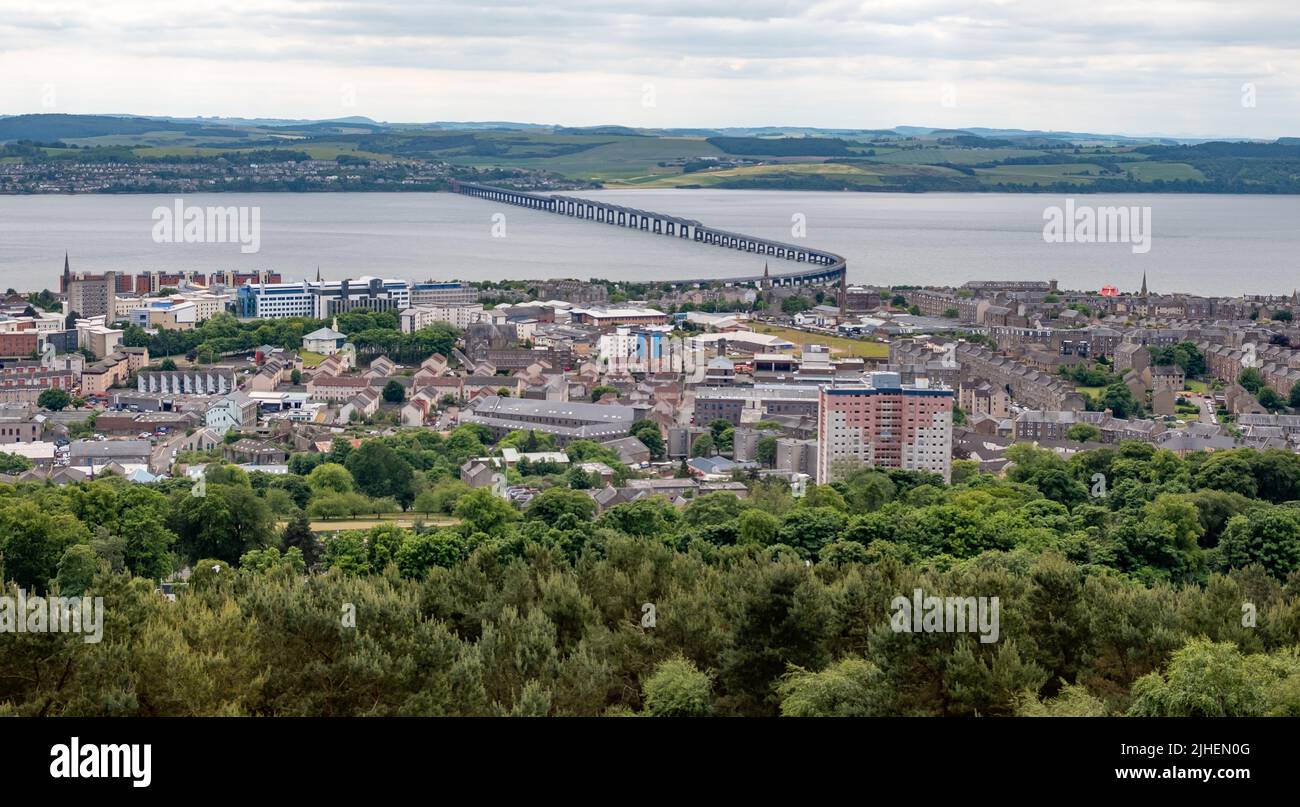 Dundee, Écosse, Royaume-Uni – 23 juin 2022. La ville de Dundee et le Firth of the Tay capturés d'en haut sur Law Hill Banque D'Images