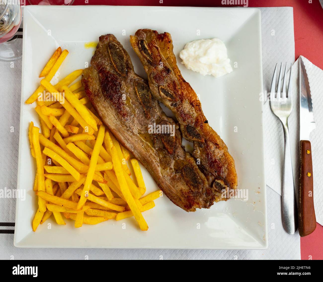 Cuisine espagnole churrasco de terrera, côtes de bœuf avec pommes de