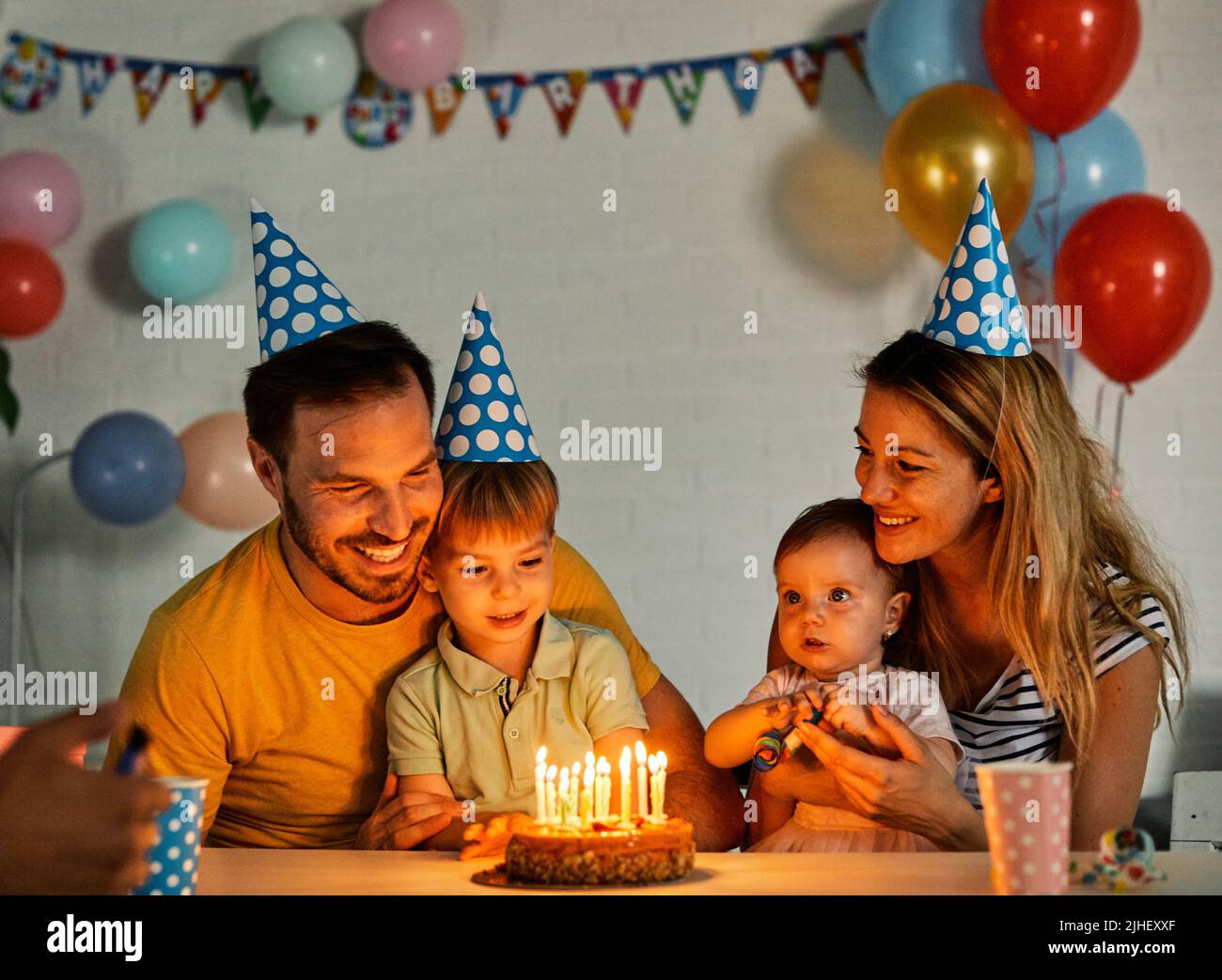 enfant anniversaire famille mère fête fille heureux fête père garçon gâteau parent Banque D'Images