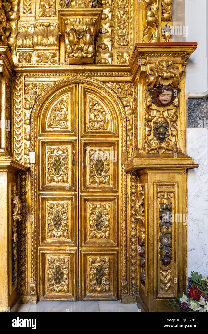 Trigueros, Huelva, Espagne - 17 avril 2022 : détail de la porte dorée dans la chapelle de San Antonio Abad (Saint Anthony Abbé), saint de Trigueros, à Huelv Banque D'Images