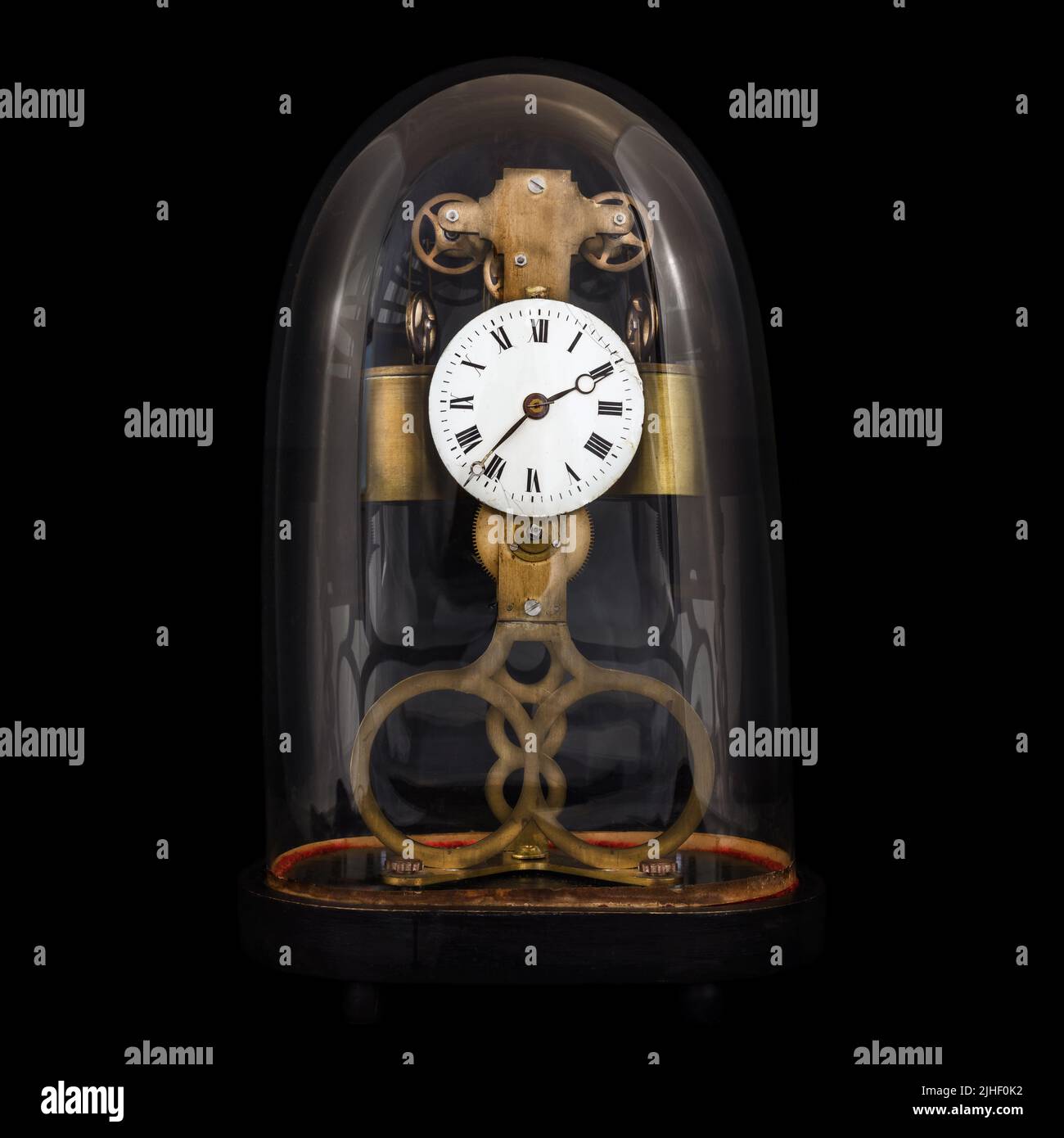 Ancienne horloge de table à l'intérieur d'un clochette isolé sur un fond noir Banque D'Images