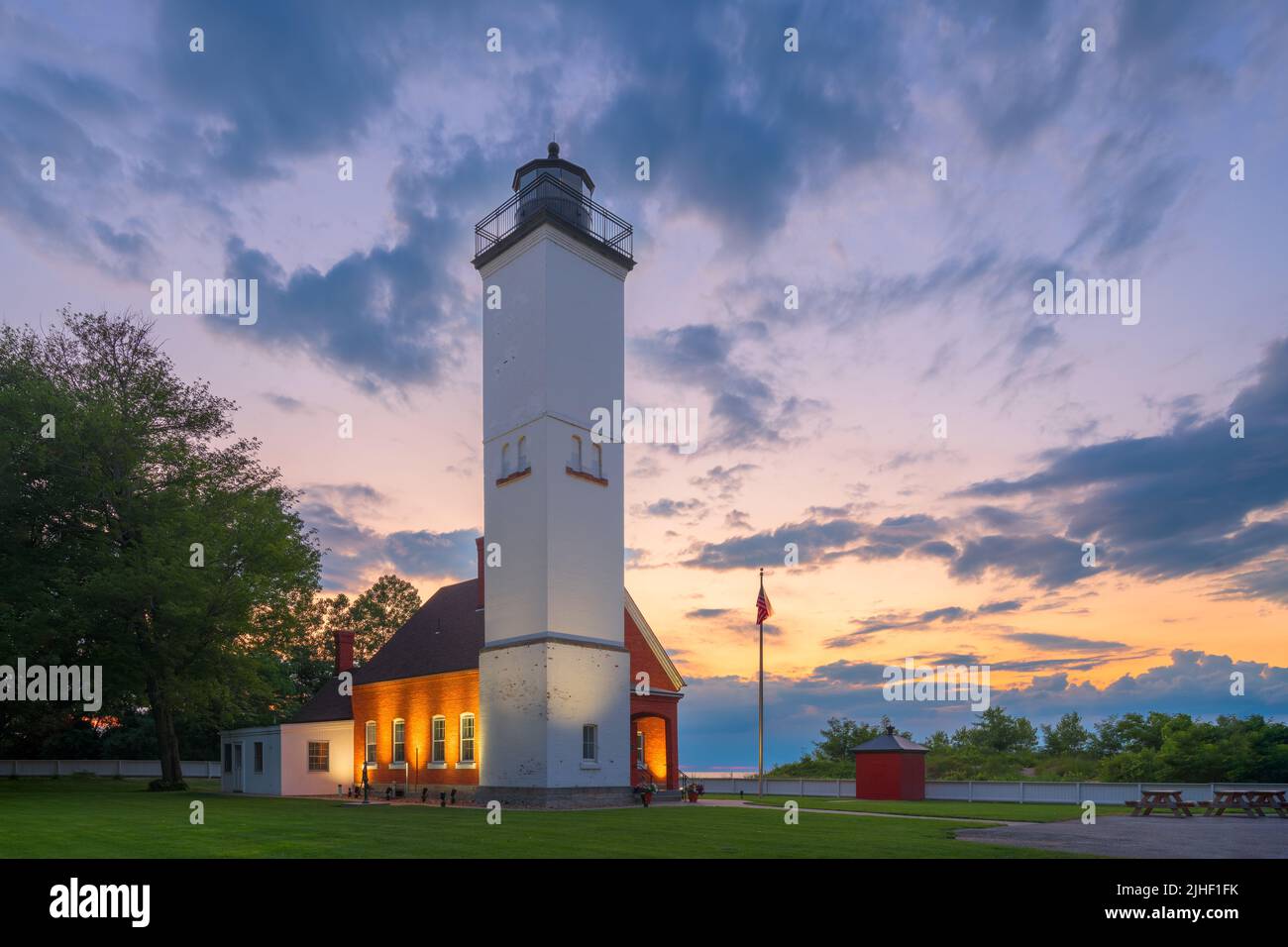 Presque Isle Lighthouse à Erie, Pennsylvanie, États-Unis au crépuscule. Banque D'Images