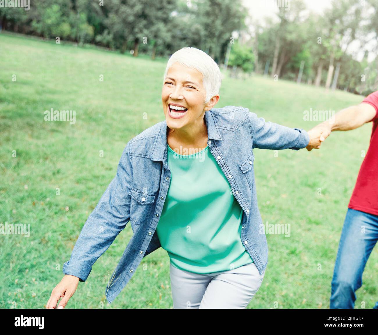 couple senior heureux vieux amour ensemble retraite style de vie souriant homme femme mature plaisir Banque D'Images