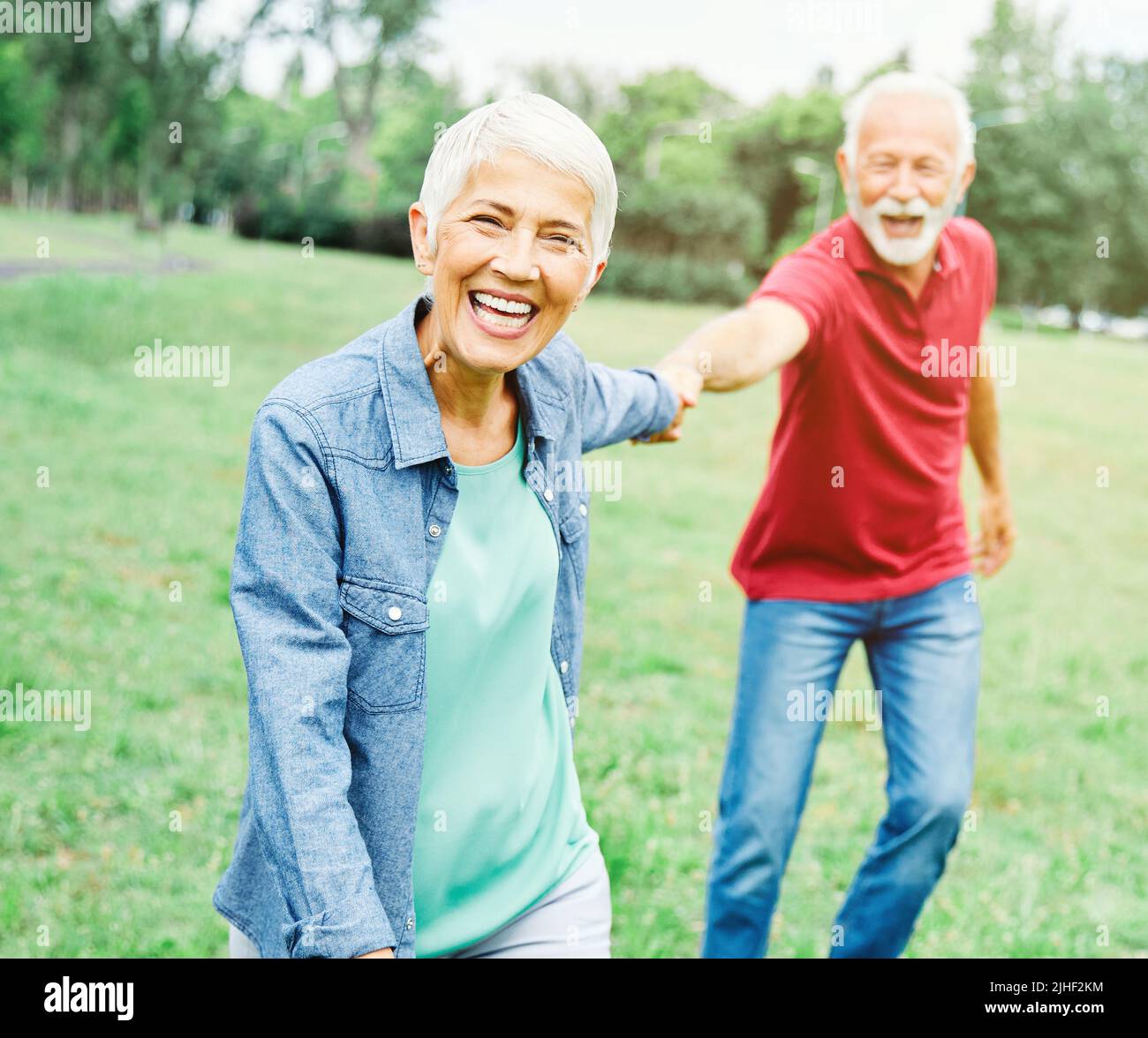 couple senior heureux vieux amour ensemble retraite style de vie souriant homme femme mature plaisir Banque D'Images