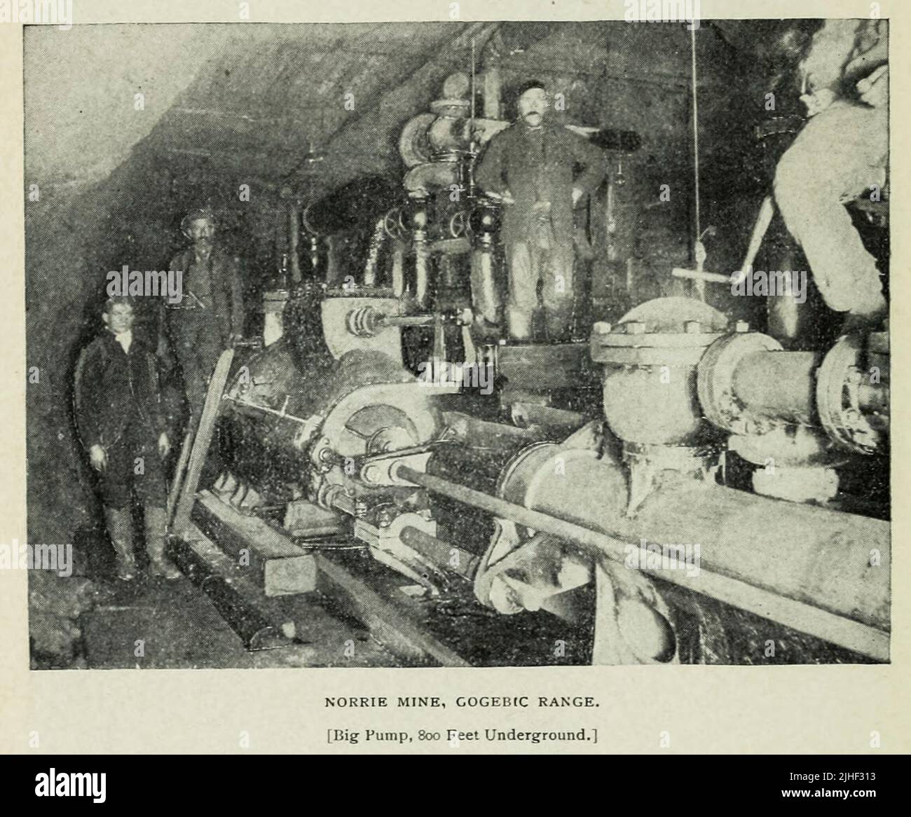 Norrie Mine Gogebic Range Big Pump 800 pieds Underground d'un article LA RÉGION DU MINERAI DE FER DU LAC SUPÉRIEUR. Par Richard A. Parker, de Factory and Industrial Management Magazine Volume 6 1891 Éditeur New York [etc.] McGraw-Hill [etc.] Banque D'Images