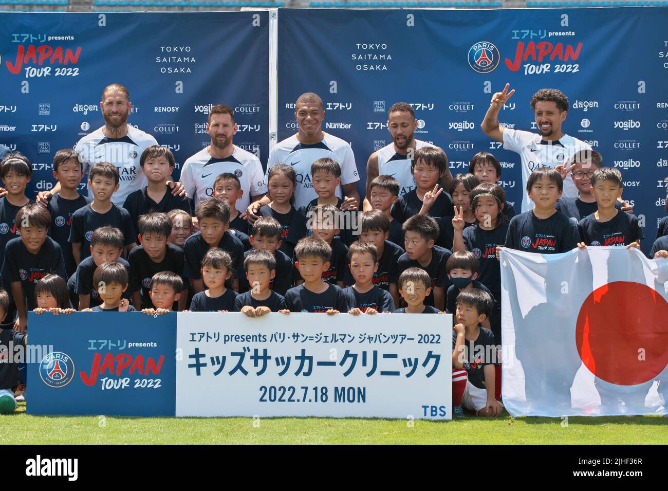 Tokyo, Japon. 18th juillet 2022. (G-D)le défenseur parisien Saint-Germain Sergio Ramos, le défenseur avant Lionel Messi, Neymar, Kylian Mbappe, et le défenseur Marquinhos posent avec les enfants pendant la clinique de football pour enfants à Tokyo, Japon lundi, 18 juillet 2022. Photo par Keizo Mori/UPI crédit: UPI/Alay Live News Banque D'Images