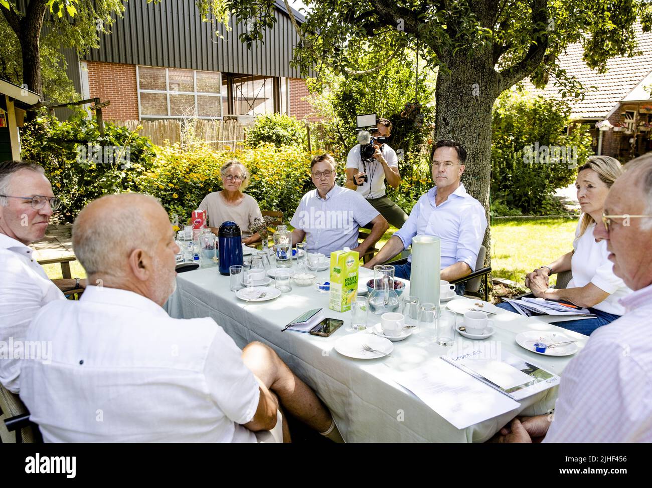 Kelpen-Oler, pays-Bas. 18th juillet 2022. 2022-07-18 12:35:16 KEPLEN-OLER - le Premier ministre Mark Rutte parle avec les agriculteurs de la région de Peel des plans d'azote lors d'une visite à une ferme. ANP SEM VAN DER WAL pays-bas Out - belgique Out crédit: ANP/Alay Live News Banque D'Images