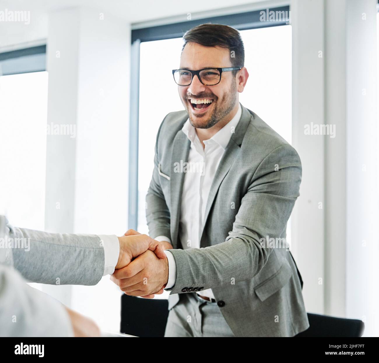 homme d'affaires bureau travail poignée de main accord de réunion offre poignée de main salutation introduction bureau Banque D'Images