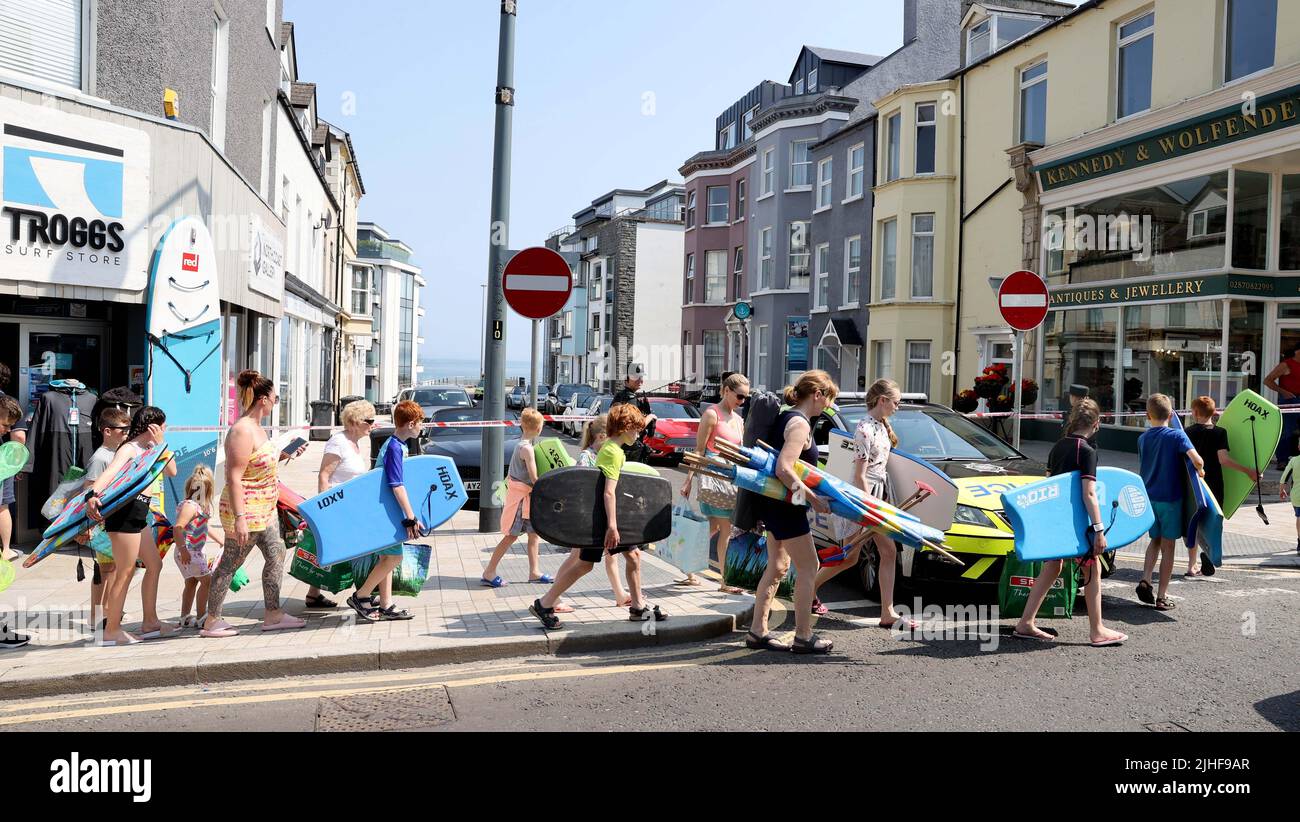 Portrush, Irlande du Nord. 18th juillet 2022. 18/07/22 MCAULEY MULTIMÉDIA..des milliers affluent à Portrush Co Antrim comme temperarues s'envolent au-dessus de 30 degrés dans la région.pic Steven McAuley/McAuley Multimédia crédit: McAuley Multimedia Ltd/Alay Live News Banque D'Images