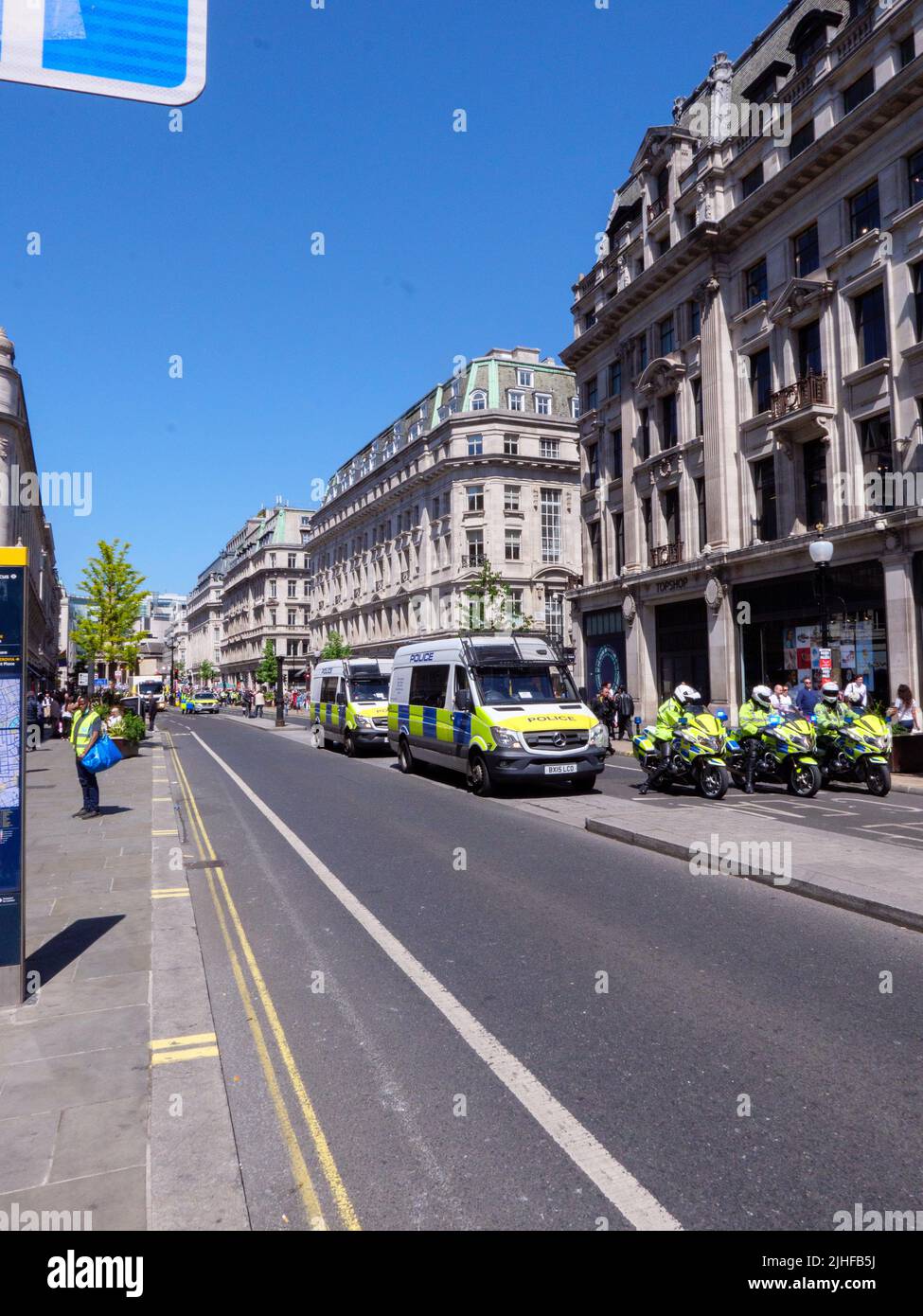 Londres, Royaume-Uni-14,5.22: La moto de l'unité de circulation de la police métropolitaine de Londres bloque la circulation sur Oxford Circus en raison de la manifestation approchant Banque D'Images