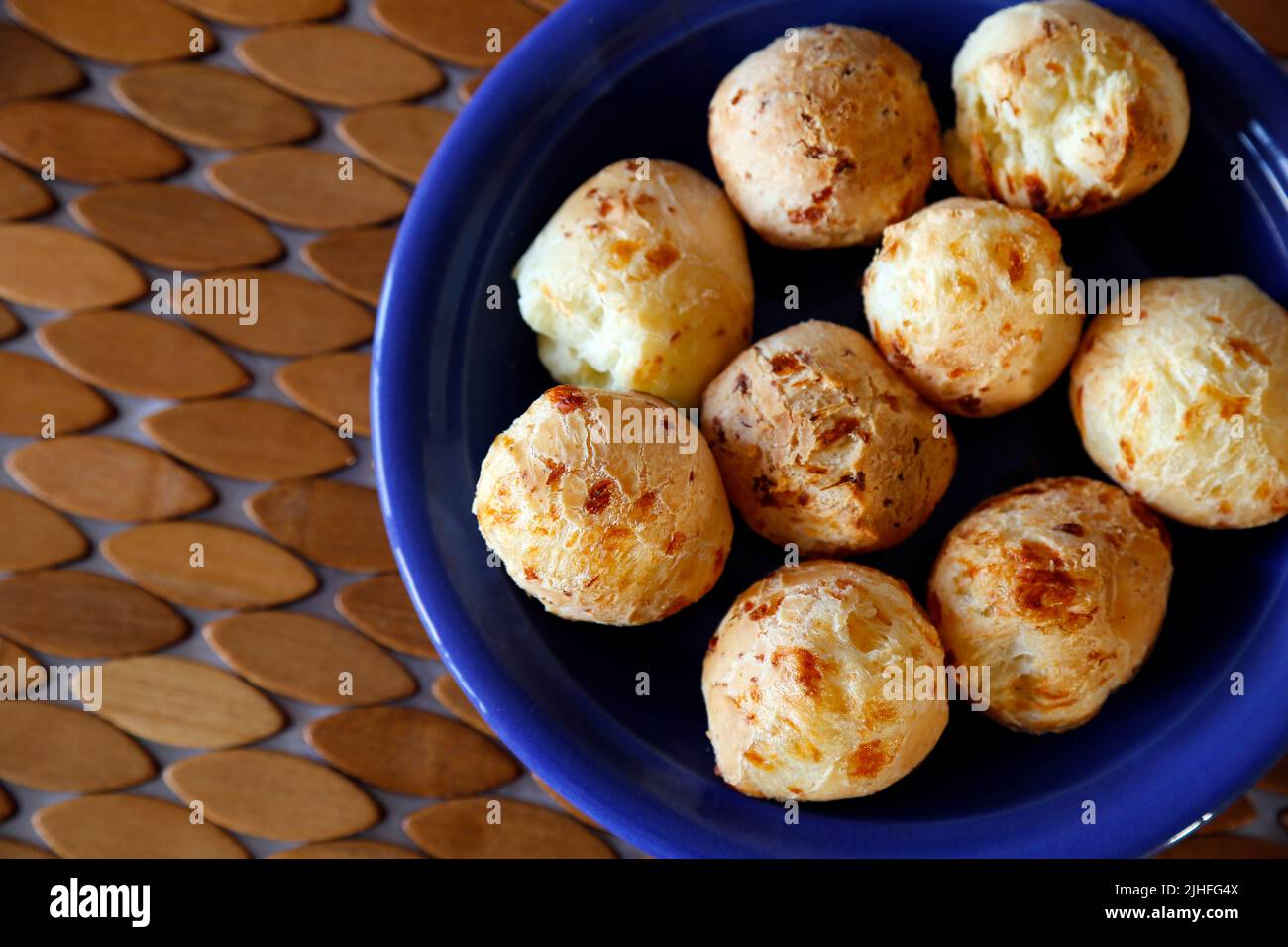 Beaucoup de délicieux pains au fromage sur l'assiette et la table basse - cuisine typique de Minas Gerais - Cafe Mineiro Banque D'Images