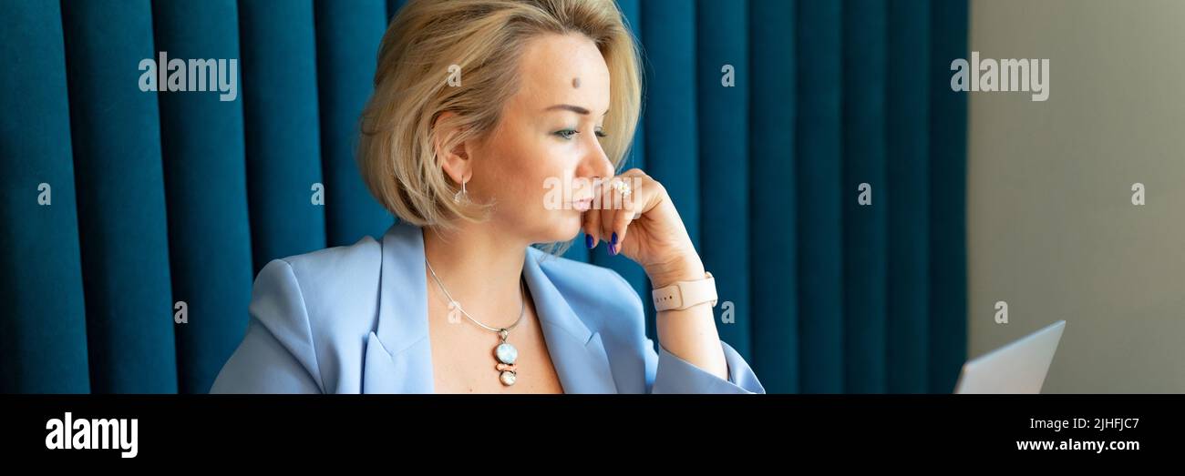 femme d'affaires. visage belle jeune ou mature professionnelle femme patron en costume d'affaires travaillant sur ordinateur portable. femmes modernes entrepreneur travaillant dans Banque D'Images