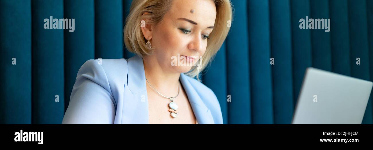 femme d'affaires. visage belle jeune ou mature professionnelle femme patron en costume d'affaires travaillant sur ordinateur portable. femmes modernes entrepreneur travaillant dans Banque D'Images