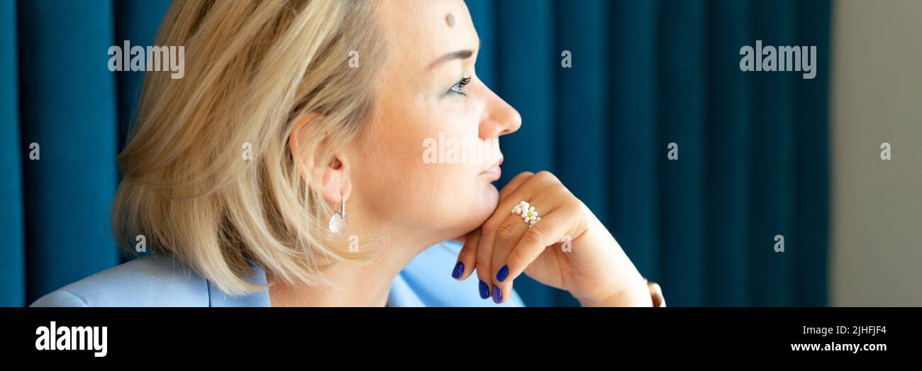 portrait de femme d'affaires. visage beau caucasien jeune ou mature carrière professionnelle femme patron en costume bleu d'affaires. travail moderne femmes entrepreneur Banque D'Images