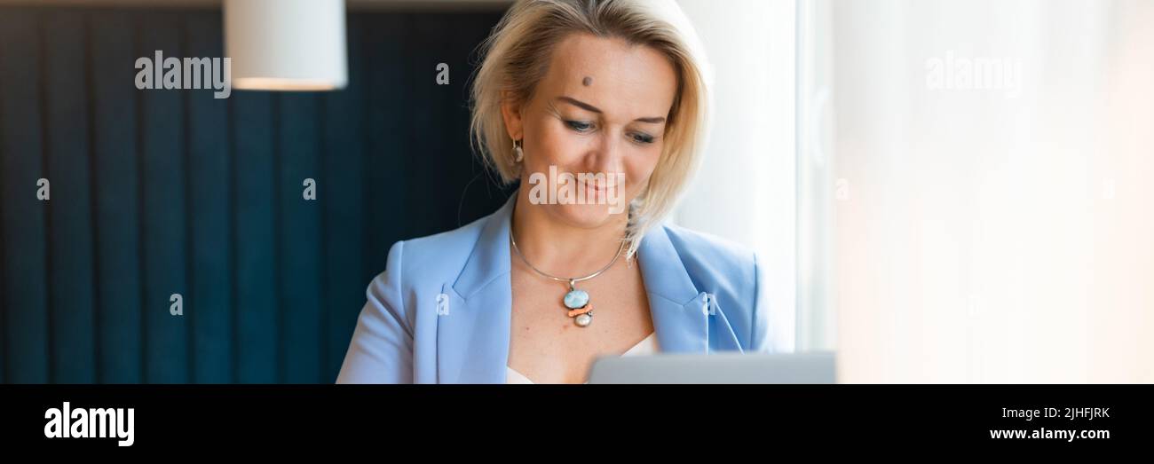 femme d'affaires. visage beau caucasien jeune ou mature professionnelle femme patron en costume d'affaires travail portable. femmes modernes entrepreneur wor Banque D'Images
