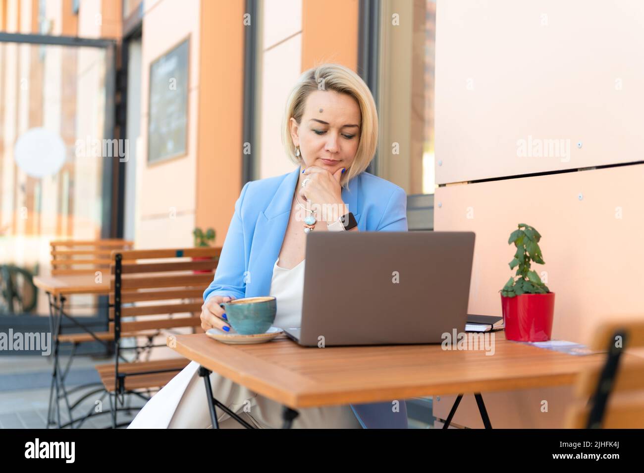 femme d'affaires. visage beau caucasien jeune ou mature professionnelle femme patron en costume d'affaires travaillant avec ordinateur portable. femmes modernes entreprene Banque D'Images
