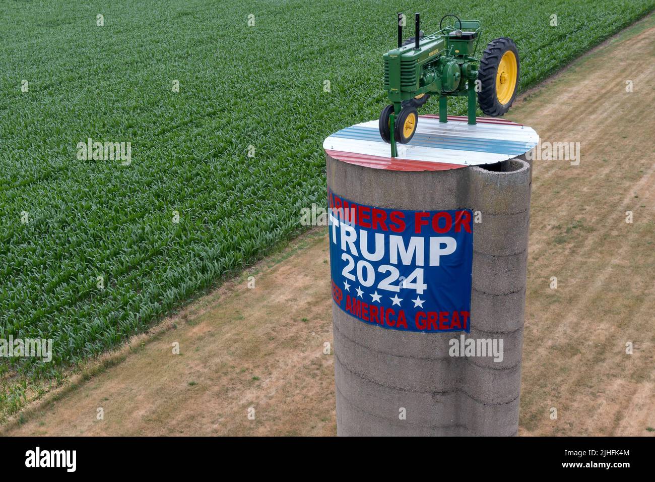 Momence, Illinois - Un silo sur une ferme de l'Illinois porte un signe qui fait la promotion de Donald Trump pour la présidence en 2024. Banque D'Images