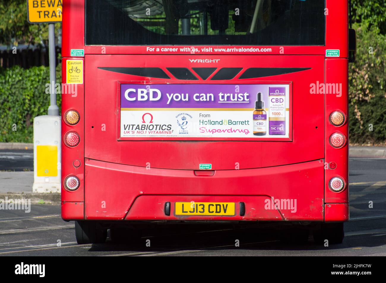 Publicité pour le pétrole du CBD à l'arrière d'un bus londonien Banque D'Images